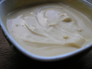 Збиваємо згущене молоко і курячі яйця