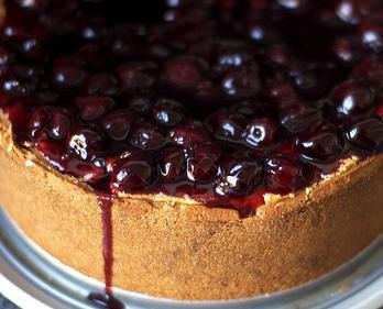 заливаємо начинку на пиріг