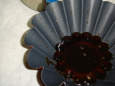 Розливаємо карамель по формочках