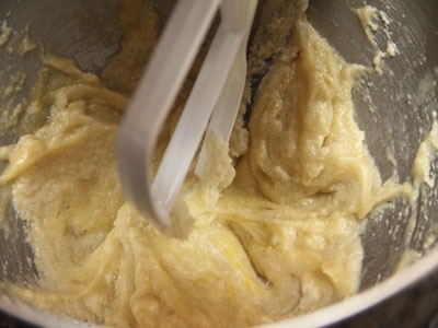 масло з цукром і яйцями