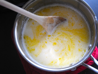 висипаємо борошно в молочно-вершкову рідина