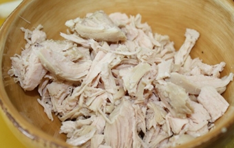 подрібнюємо варене куряче філе