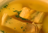 опускаємо рибу в овочевий відвар