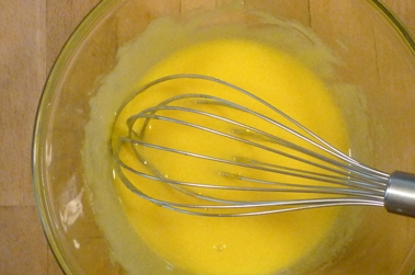 Збиваємо яйця з цукром