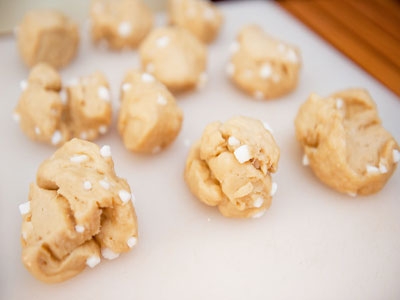 шматочки тесту