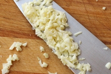 дрібно рубаємо часник