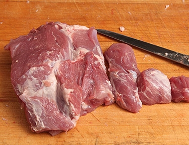 нарізаємо на шматочки свинини