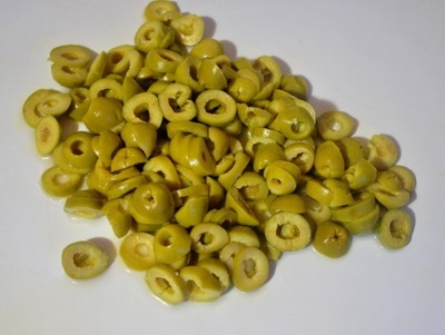 нарізаємо оливки