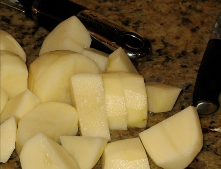 нарізаємо картоплю