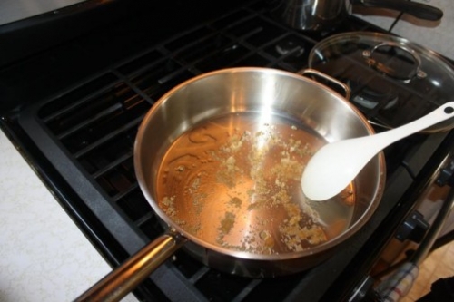 сковорода з маслом і цукром