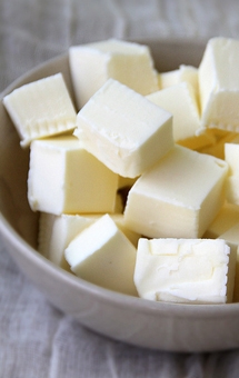 нарізаємо на шматочки вершкове масло