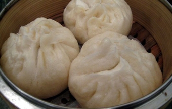 викладаємо пиріжки в пароварку