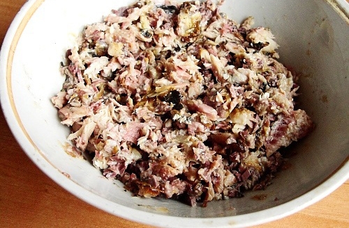 Подрібнюємо консервовану рибу