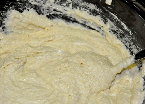 перемішуємо компоненти страви з додаванням кефіру і цукру