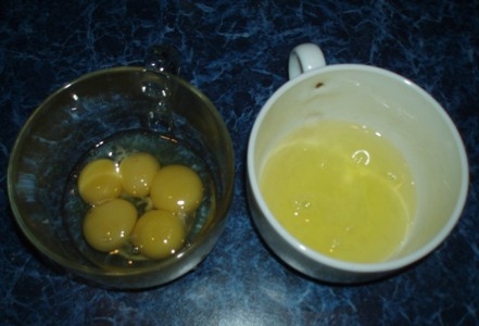 відокремлюємо жовтки від білків