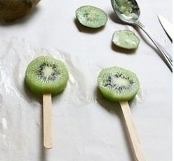 насаджуємо палички на ківі