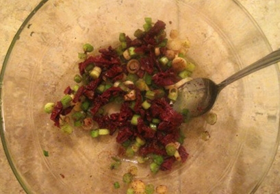 змішуємо зелений лук з висушеними помідорами