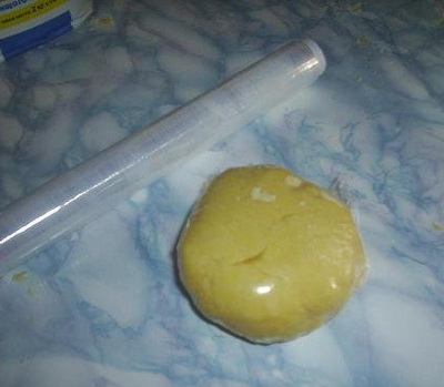 Тісто в харчовій плівці