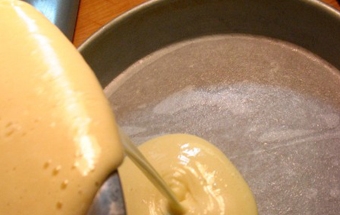 виливаємо тісто в деко