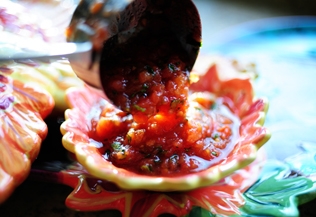 перекладаємо закуску в соусницю