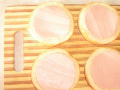 ковбасу зверху булочки