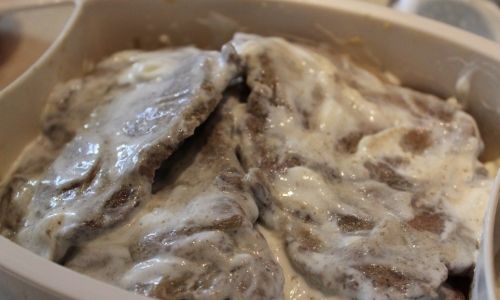 поливаємо свинину соусом