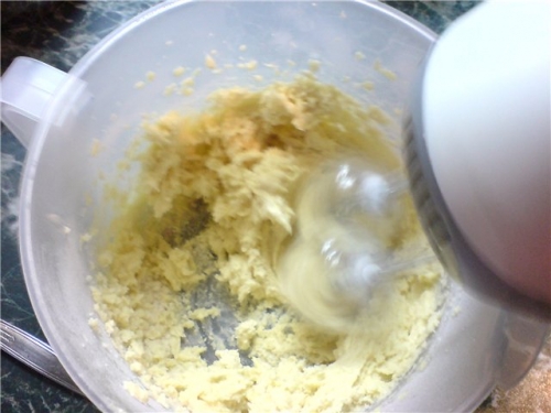 збиваємо жовтки з цукром і маргарином