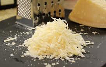 натираємо на тертку сир