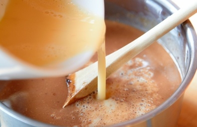 Додаємо в соус збиті яйця