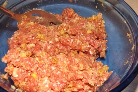 перемішуємо м'ясний фарш з цибулею, яйцем і спеціями