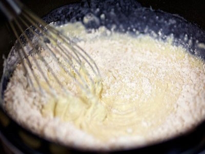 борошно в каструлі