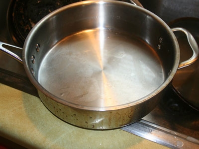 сотейник з водою