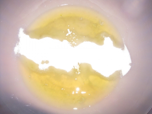 збиваємо яєчні білки з цукром