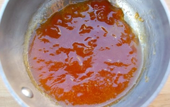 викладаємо абрикосовий джем в каструлю варимо фруктову глазур на вогні