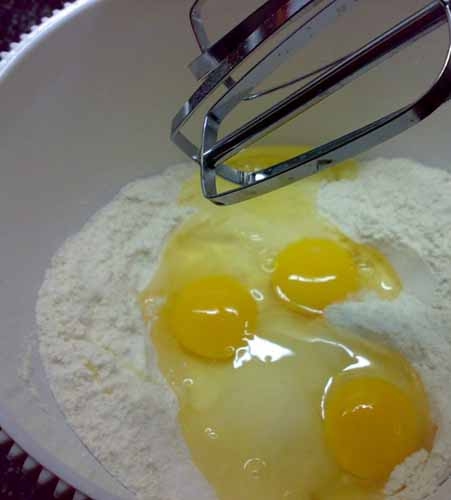 Збиваємо інгредієнти для приготування тіста