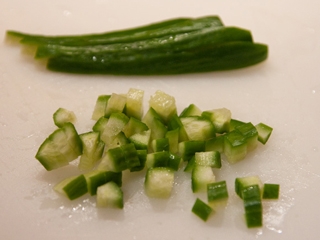 подрібнюємо огірки