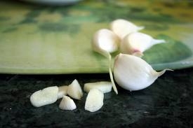 часник нарізаємо шматочками