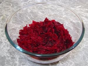 буряк натираємо