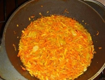 Обсмажуємо цибулю і моркву