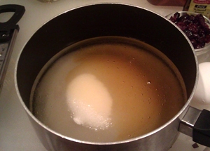 розчиняємо у воді цукор і мед