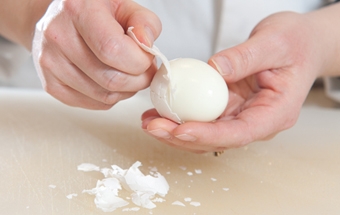 видаляємо шкаралупу з яєць