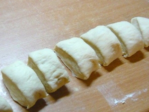 тісто розрізаємо на невеликі шматочки