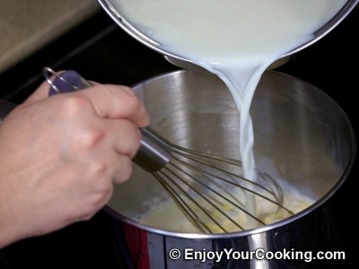 додаємо гаряче молоко