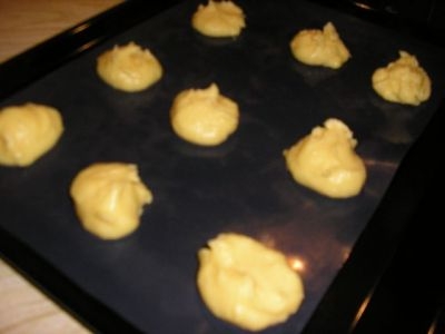 викладаємо тісто на деко