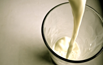 наливаємо напій у склянку