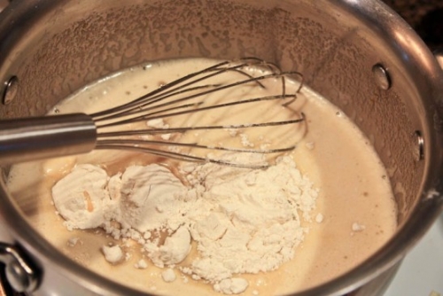 додаємо молоко і борошно