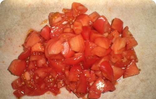 нарізаємо кубиками помідор