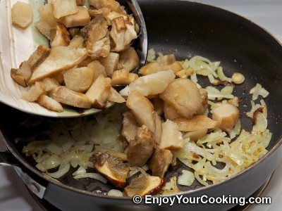 викладаємо у смажену цибулю гриби