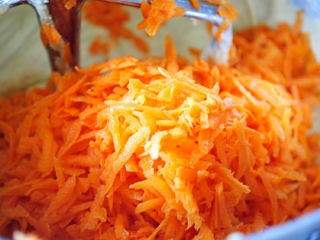 натираємо на тертку моркву