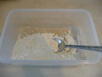 Змішуємо борошно і розпушувач тесту